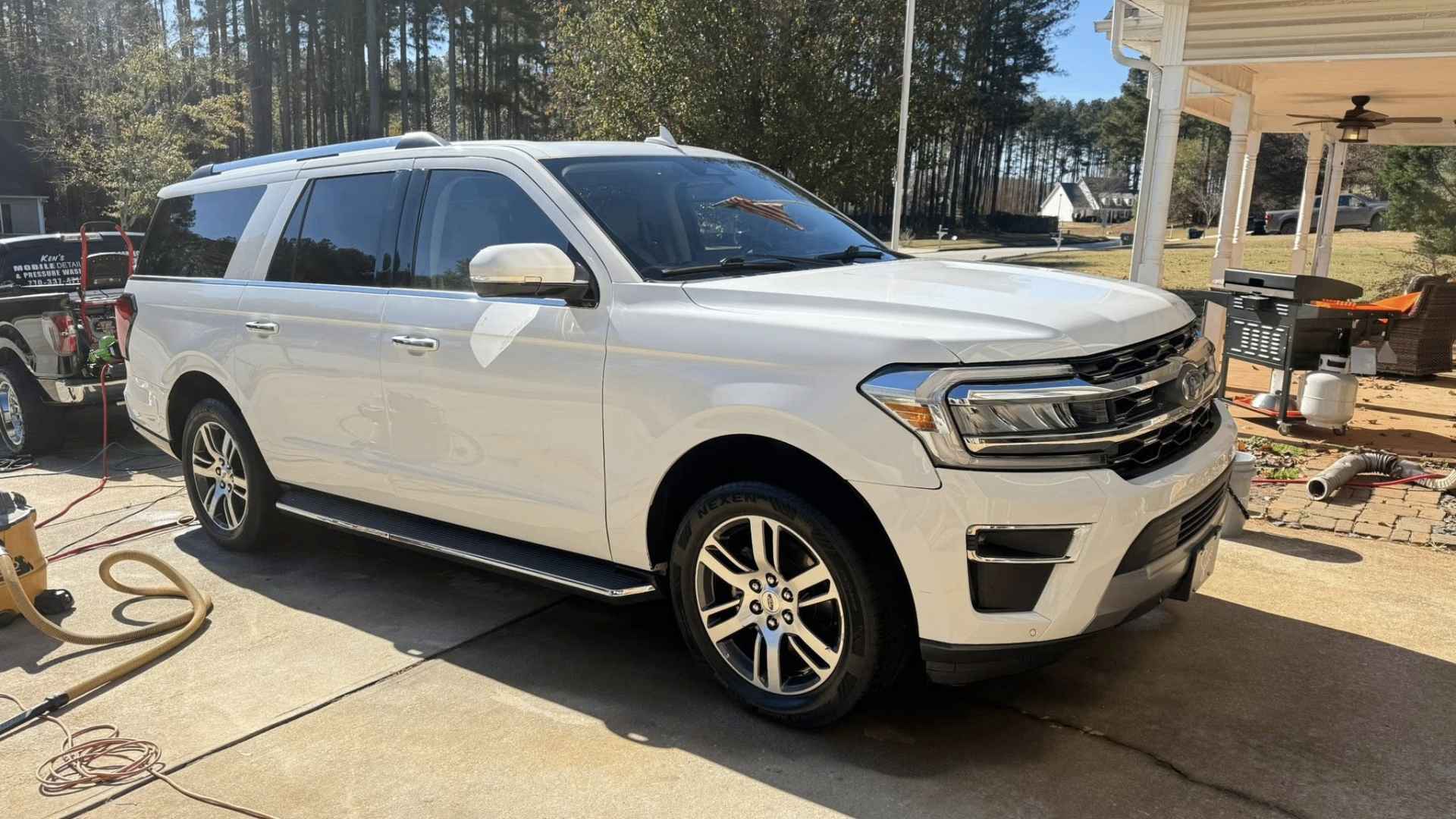 White Ford Expedition detail